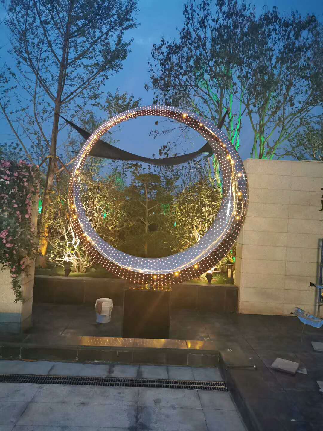 不锈钢镂空发光月亮 - 东荣雕塑